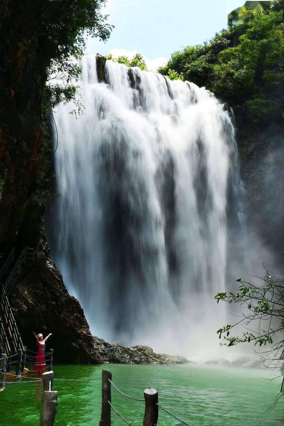 红果树景区集河流,瀑布,溶洞,天生桥,古树和古文化遗址于一体,是一座