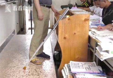 麻栗坡|高三教师坚持拄拐上课:为了孩子 一切都是值得的
