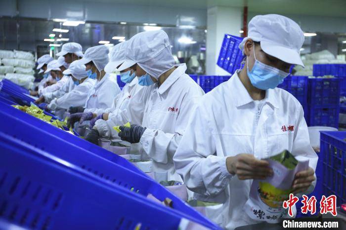 广西善元食品有限公司工人正在包装螺蛳粉. 朱柳融 摄