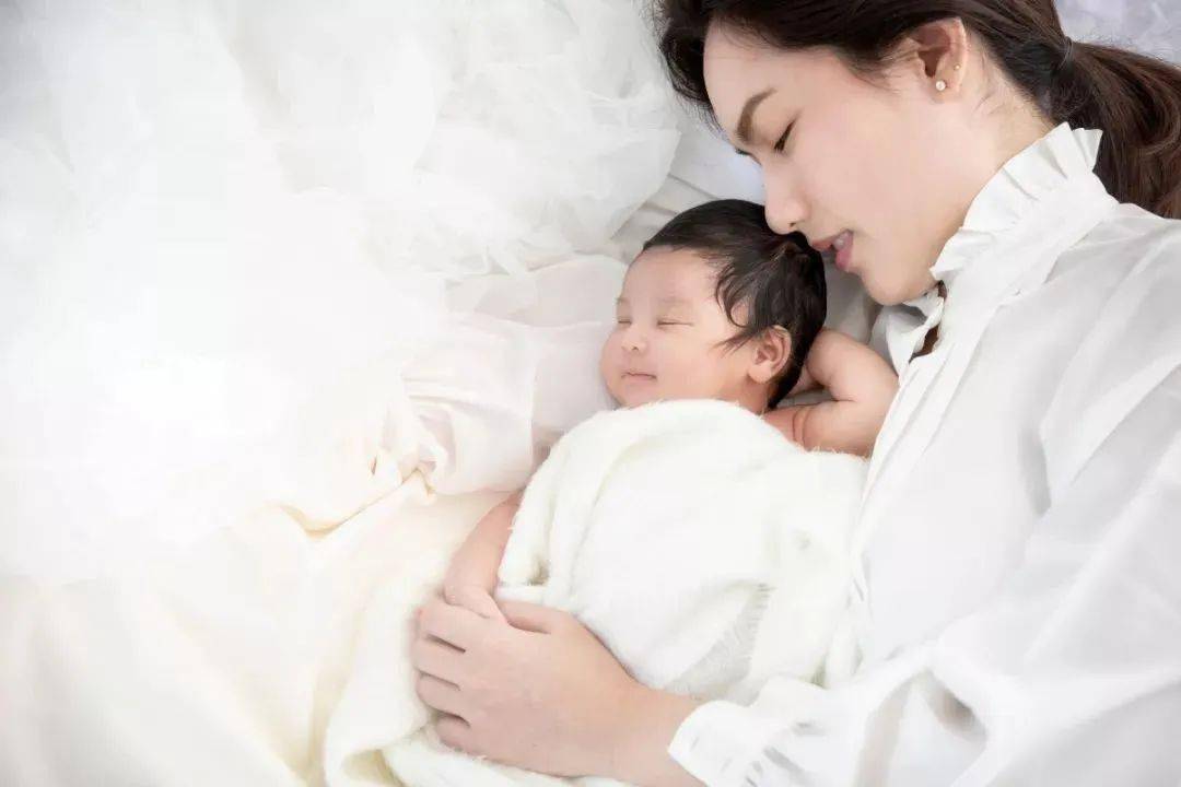 影响|影响生长发育。5招，培养小睡神宝宝睡眠不足