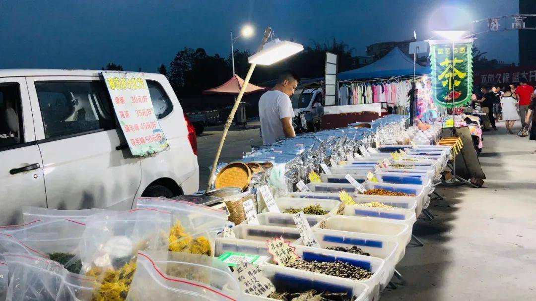 夜幕下的新区,热闹非凡!_夜市