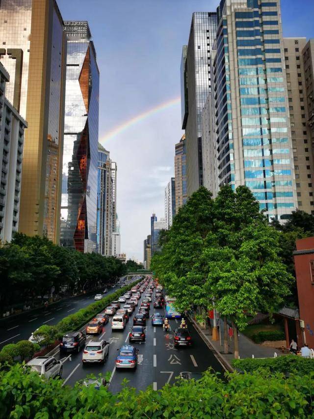 拍摄地点:西湖路-教育路路口 拍摄者:孙晓寒 拍摄点:东风中路时代