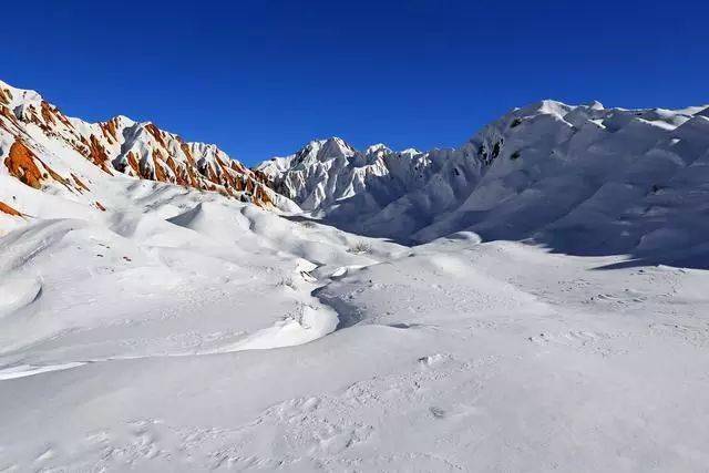 新疆有座连绵的大山,山内全是煤层,燃烧了百余年不灭!