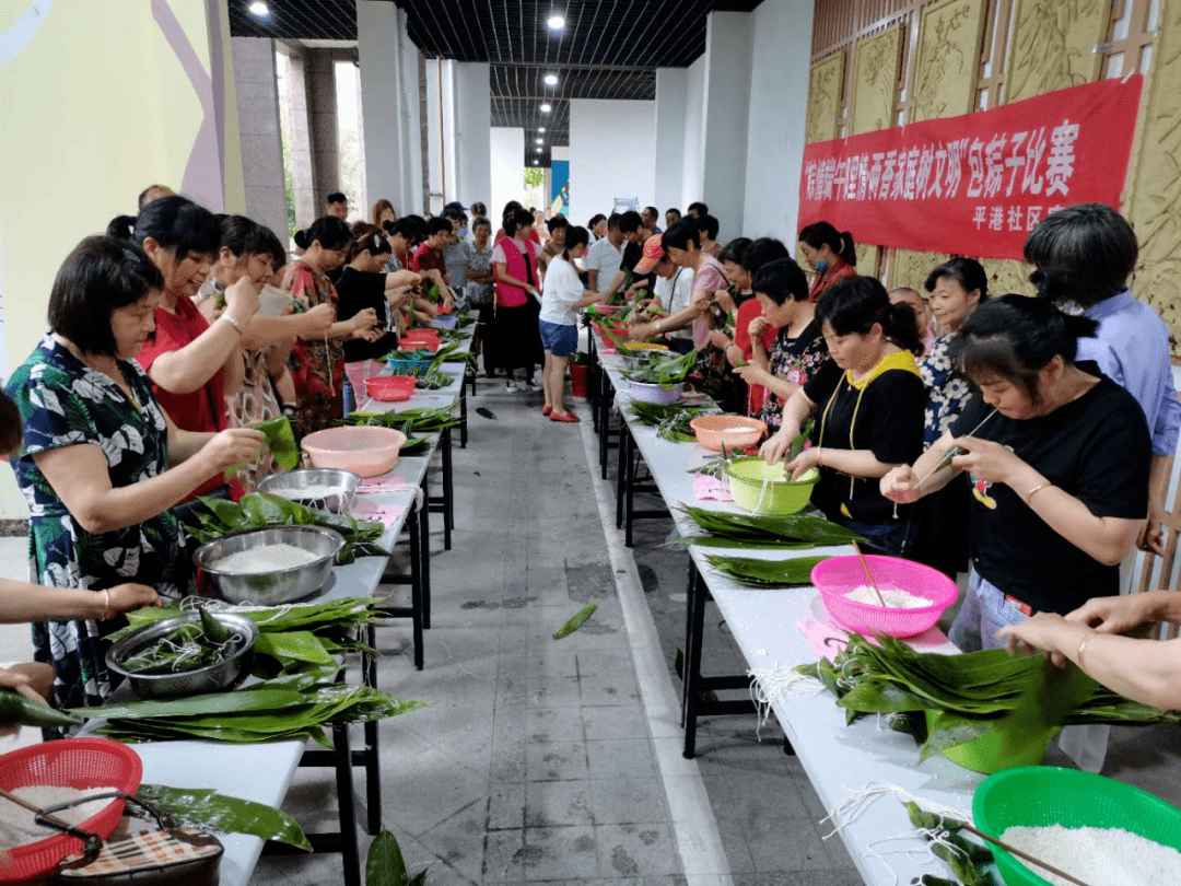 包粽子比赛开始啦~瞧瞧这场面!