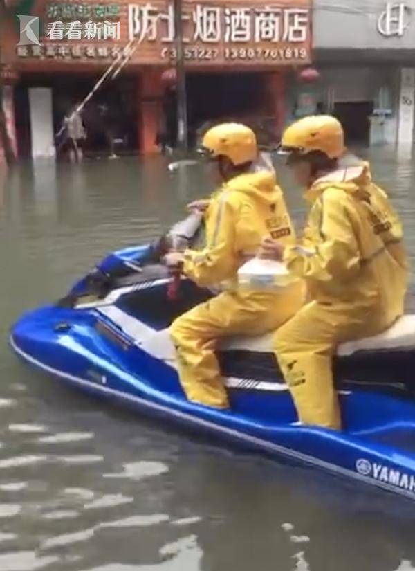 暴雨致内涝 外卖小哥开着摩托艇来了