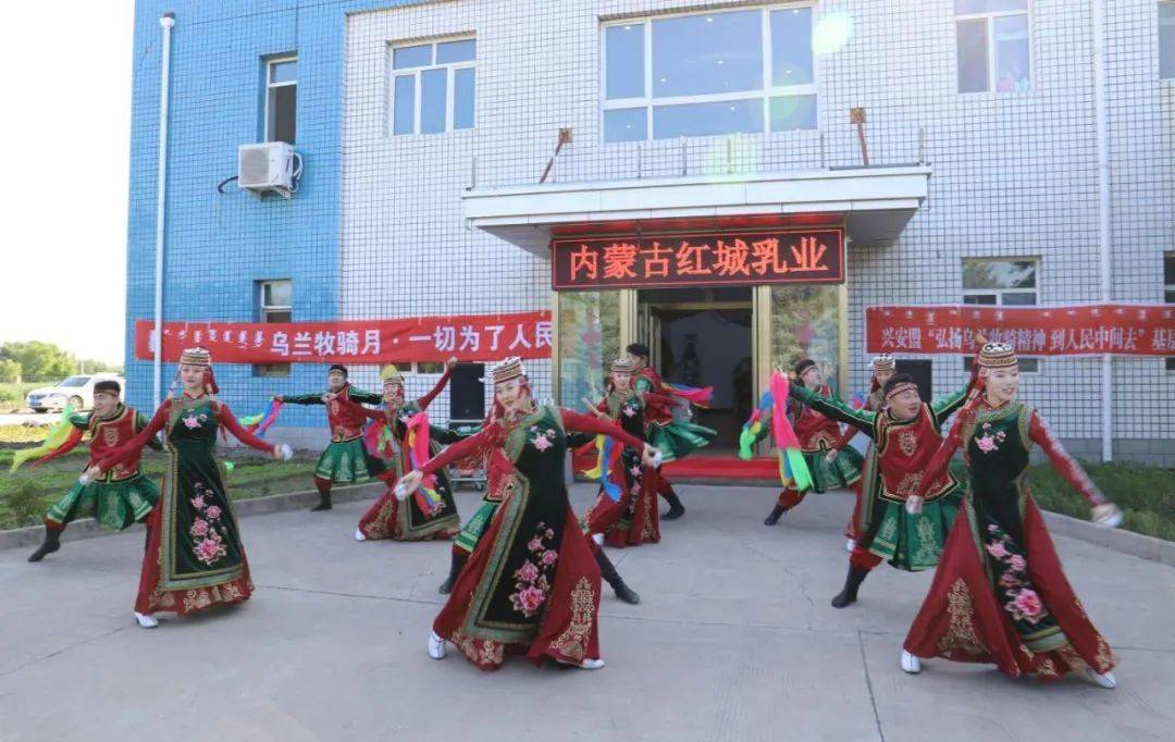 今日,兴安乌兰牧骑(兴安盟民族歌舞团)带着精心编排的舞蹈,歌曲,乐器