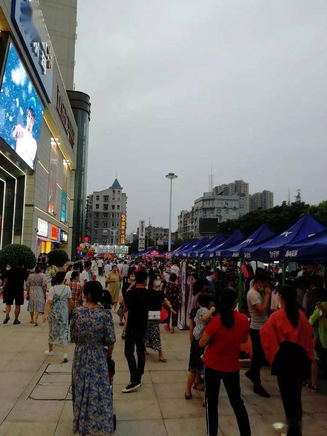 汉川汉海广场也成了"地摊一条街"
