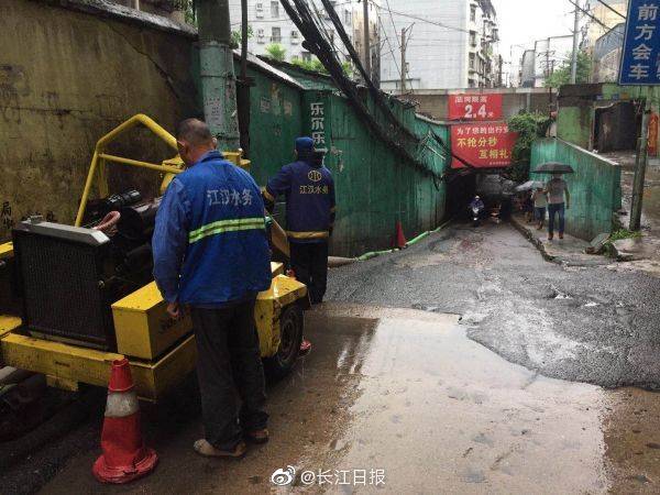 虎泉|虎泉街保利华都渍水消退，降雨持续提醒市民合理选择出行方式