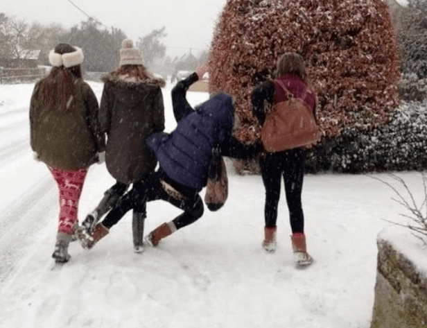 下雪天,突然滑了一跤.