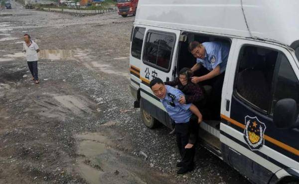 三岔镇|惊险！七旬老人不慎掉入河中 民警奋不顾身火速救援