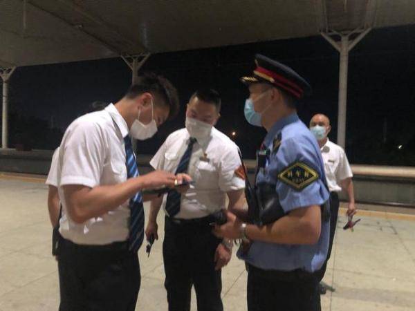 疾病|急！高铁上男子突发疾病意识模糊 济南西站紧急救援