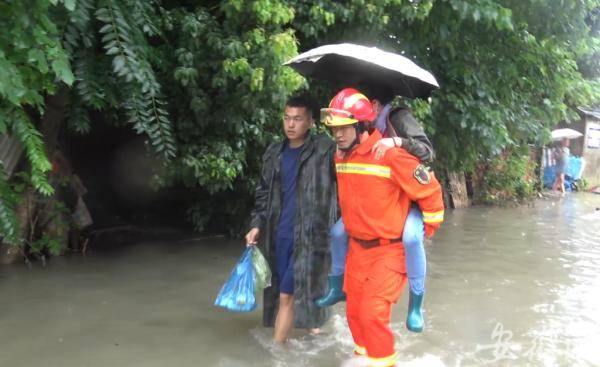 物品|持续强降雨致居民家中被淹 芜湖消防紧急转移救援