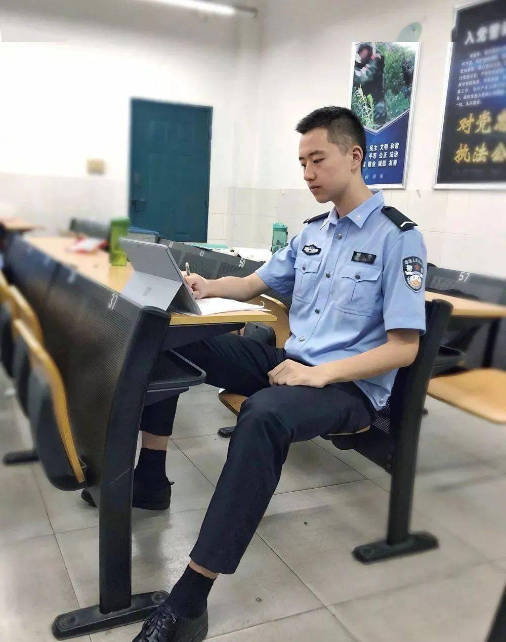 警察学院的小鲜肉笑起来太迷人了