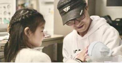 章子怡父亲节晒照，小儿子惊喜出镜，汪峰被三