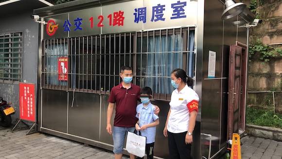 三年级“小迷糊”坐过站 看着不认识的地方急得