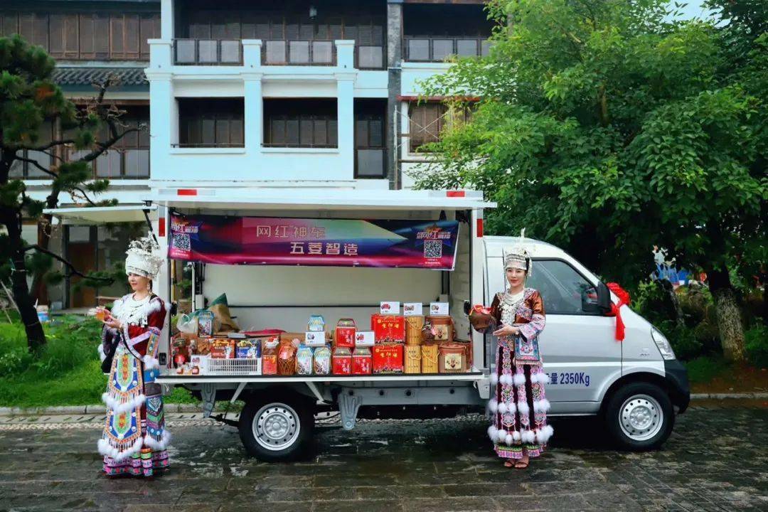 不止会摆摊五菱地摊神车还玩起了直播带货