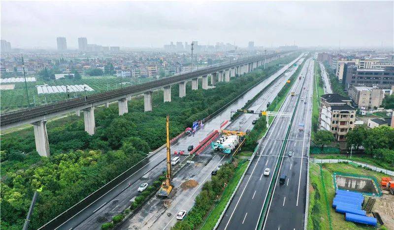 这标志着沪杭高速公路许村段主线抬升工作正式进入施工阶段.传真
