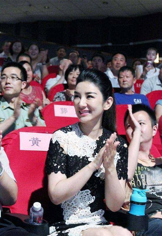 马伊琍素颜紧致虽是短发造型却比黄奕会扮嫩更有女人味