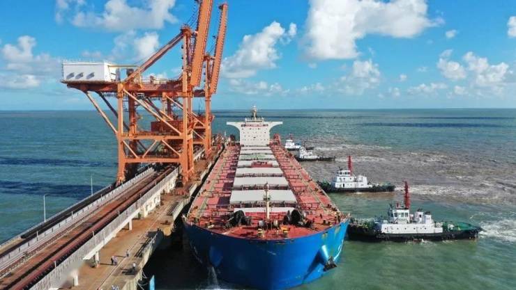 【防城港】首艘20万吨级超大型船舶顺利靠泊柳钢基地专用码头
