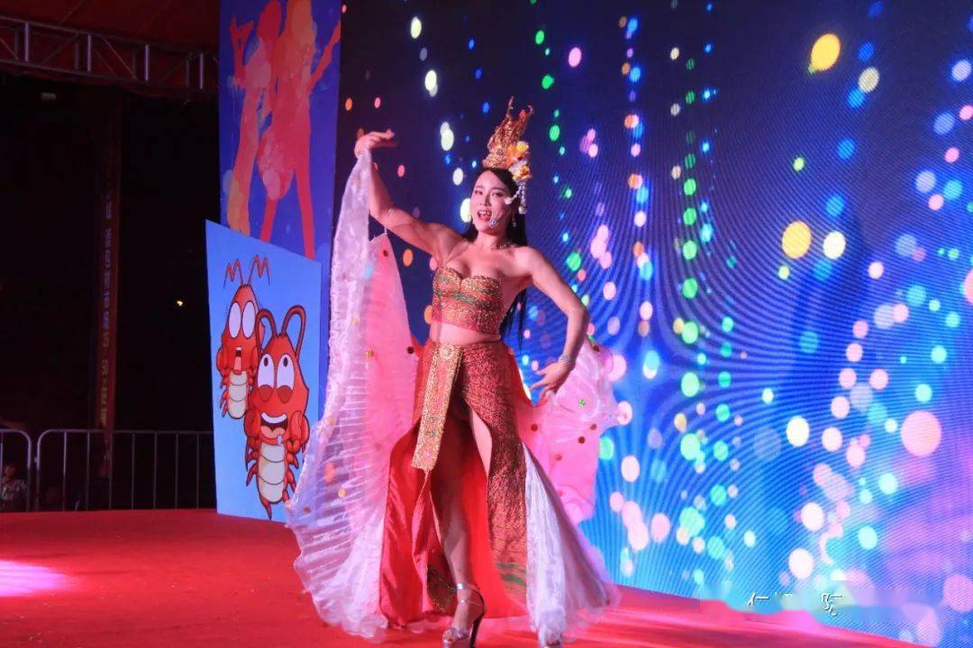 性感钢管舞,泰国人妖表演,获得围观群众的不断喝彩