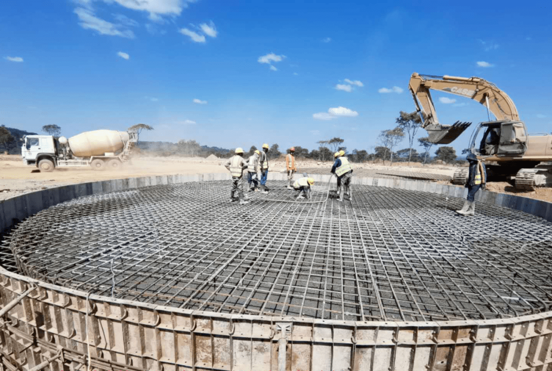 卢韦齐项目部青年助力新矿业湿法厂首个设备基础大体积混凝土成功浇筑