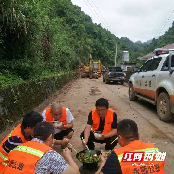 永顺县公路建设养护中心主任王本富介绍"科学调度和有力的后勤保障为