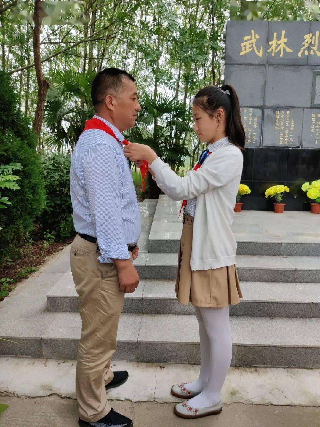 他为大家讲解了武林村的由来,并讲述了柏武林烈士的英雄事迹.