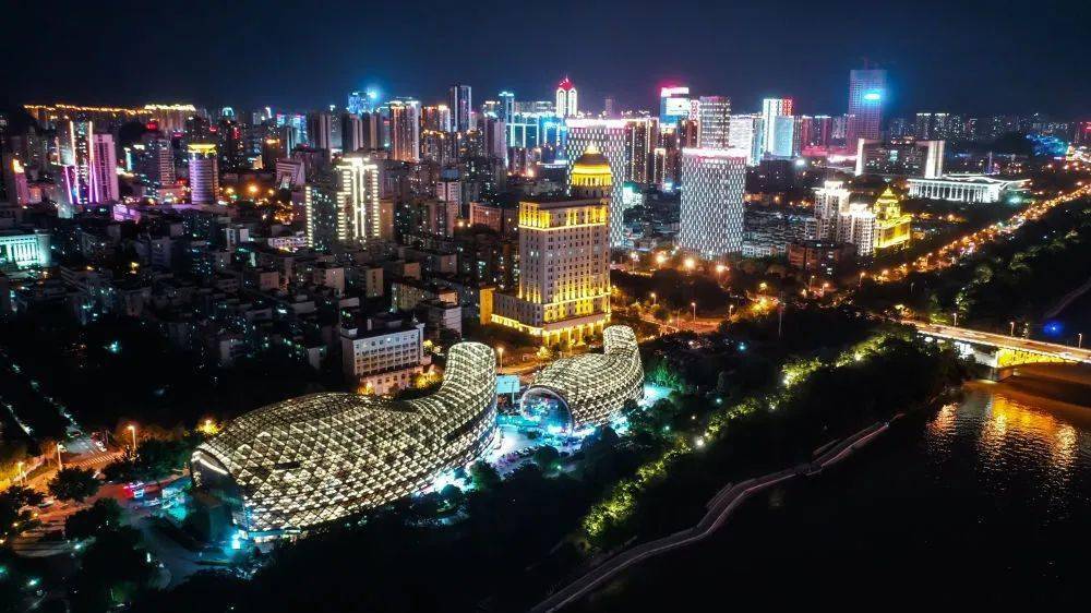 这是柳州市文惠桥夜景(6月17日无人机照片).