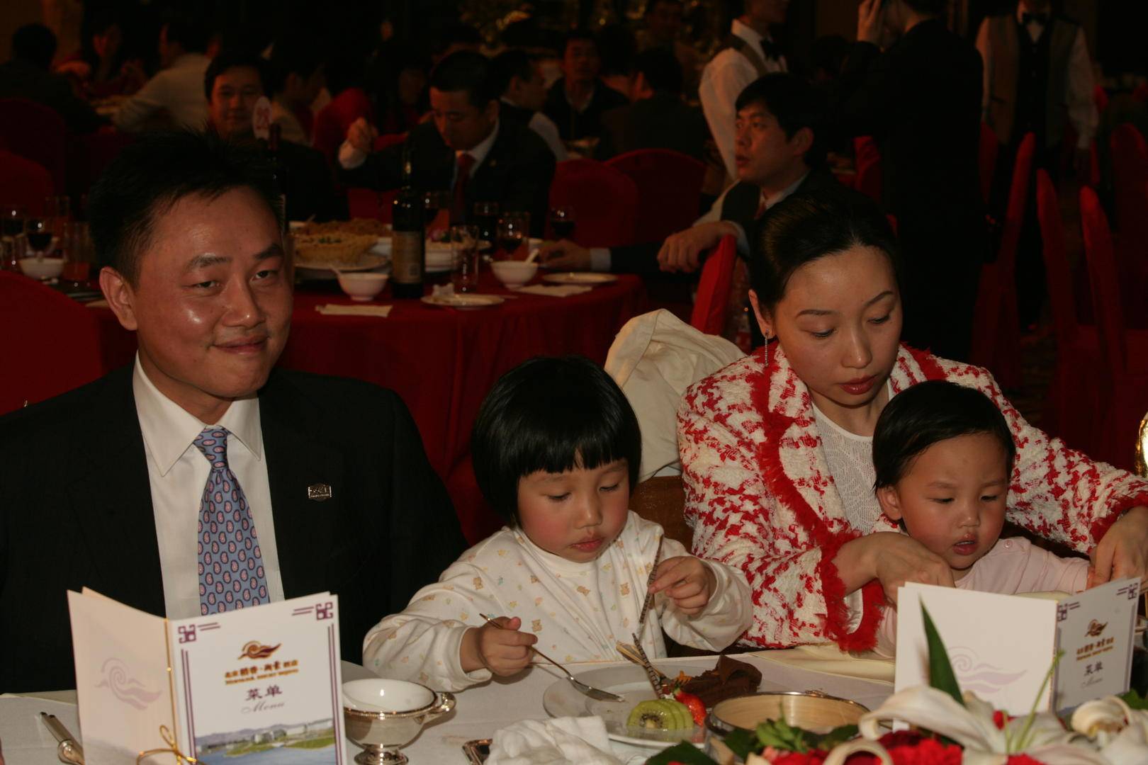 2006年4月1日,国美电器创始人黄光裕与妻子杜鹃,图据东方ic 如今国美