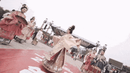 汉服小姐姐拍了拍你我很粽意你哟6月25日来白马湖水街等一个不期而遇