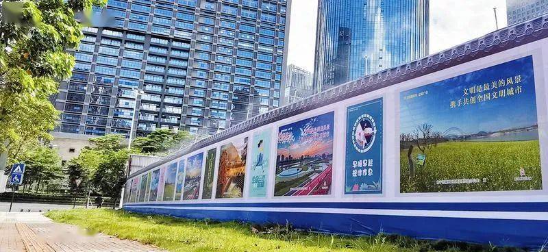 五象新区工地围挡张贴着大幅创城公益广告.(盘古摄)