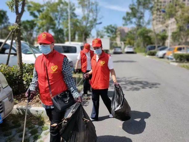 新时代文明实践"清爽夏至 温情一夏 志愿者送上夏日的清爽与温情