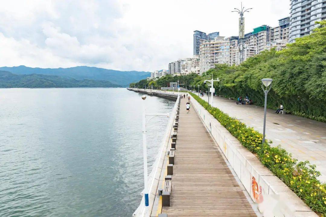 明斯克航母迁离盐田之后 随后,破旧的航母广场 就被提升改造为海景