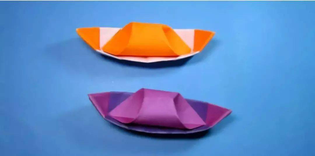 简单的折纸小船1 简单的折纸小船2 接着来点高难度的乌篷船,这个折法