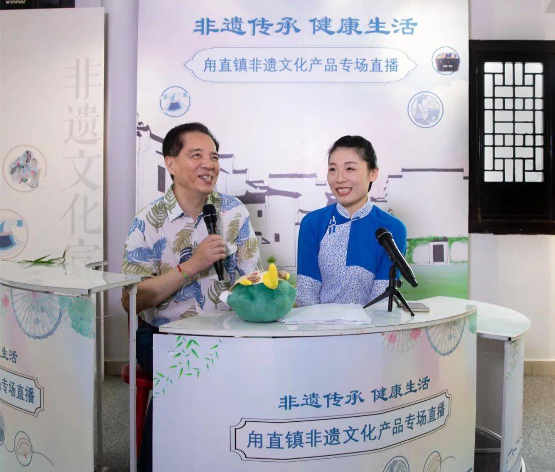 随后,进行了第三届甪直水乡妇女服饰缝制大赛颁奖仪式.