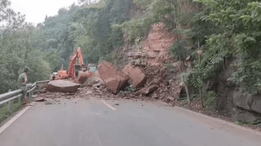 暴雨致湖南沅陵县国道g241线公路塌方 目前路已抢通