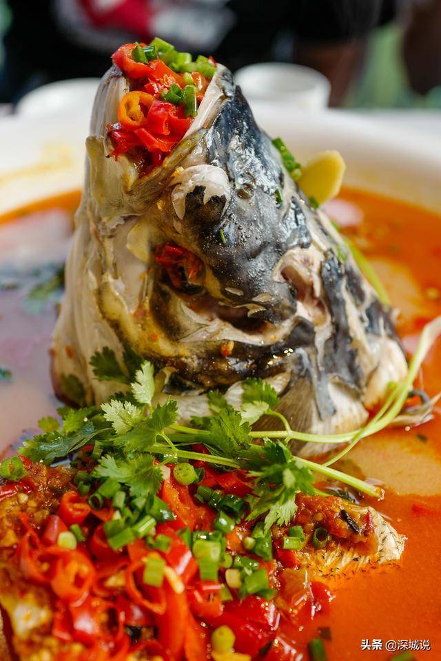 长沙"钰湘宴"饭店主打金牌剁椒鱼头,这个尺寸超大的鱼头配上鲜香剁椒