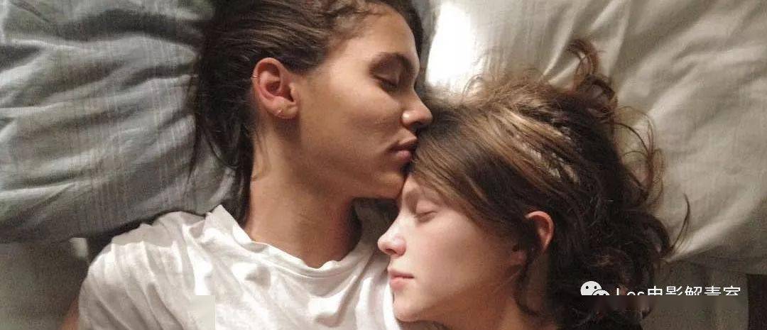 影片最后一幕,西尔玛拉着安雅的手,相视而笑.