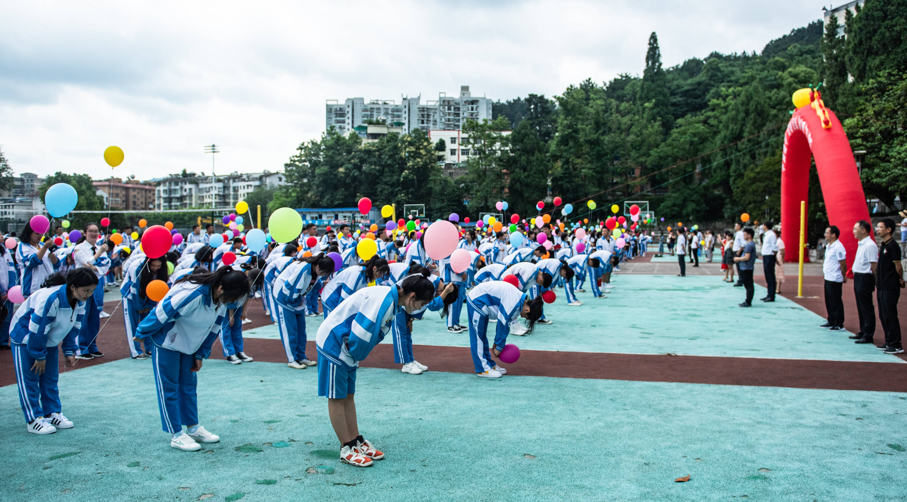 新华社记者 陶亮 摄当日,贵阳市乌当中学高三学生毕业典礼暨成人仪式