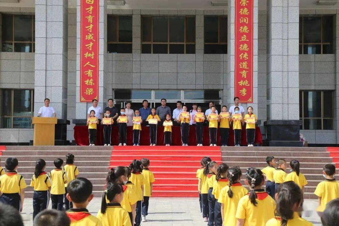 白银市育才学校小学部举行读书活动颁奖暨图书漂流活动启动仪式