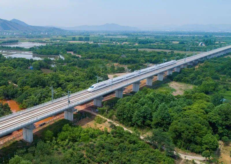 该线经湖州站与杭宁高铁接轨,通达杭州,至此商合杭高铁全线贯通,河南