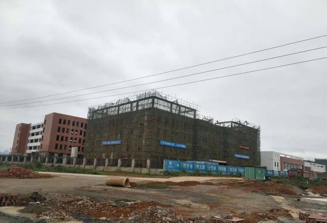 制造工程学院建设中▲广西机电工程学院▲大学郡位于大学城中央▲大学