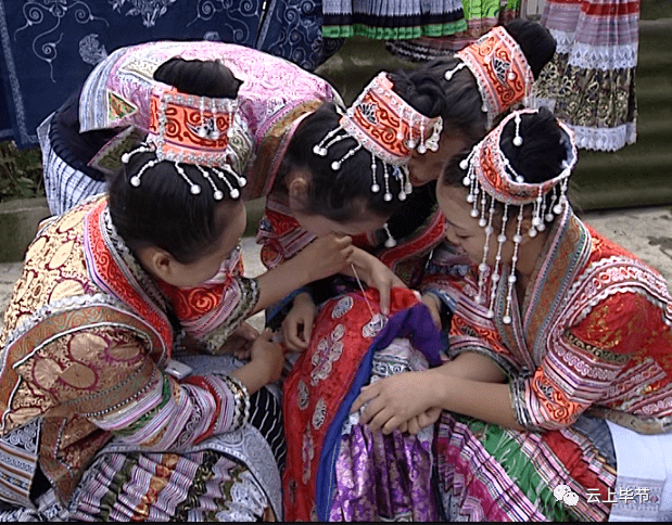 黔西北苗族服饰种类繁多,五彩缤纷,图案各异,追根溯源都与蚩尤有关.