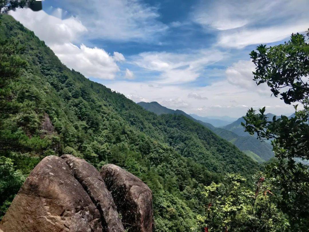 太阳山森林公园 太阳山森林公园,坐落于江山市张村乡境内,屹立群峰