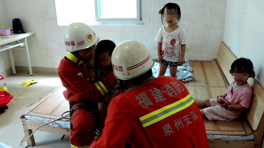 小孩|家长急坏了...急急急！惠安3个孩子被困家中