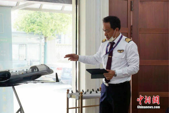 国产ARJ21交付三大航 听老中青三代和“阿娇”的