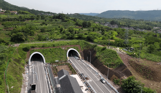 图为杭绍台高速先行段陈家山隧道出口