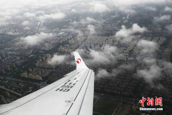 国产ARJ21交付三大航 听老中青三代和“阿娇”的