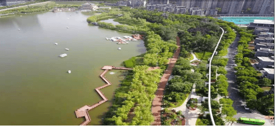 1 地理位置:该公园位于西安南郊曲江风景带,北接大唐芙蓉园,南至秦