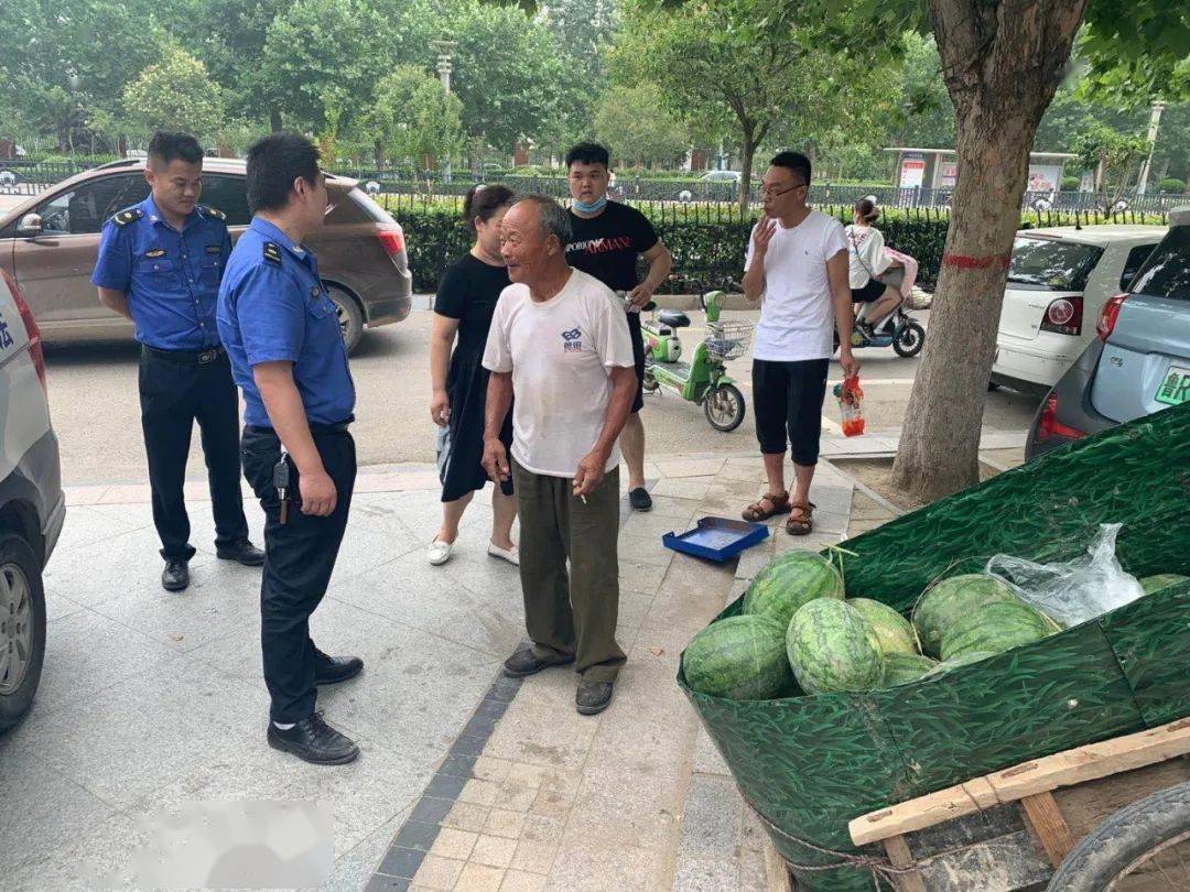 南通城管拎摔摆摊老人被拘15日 警方通报：并处罚款1000元_手机新浪网